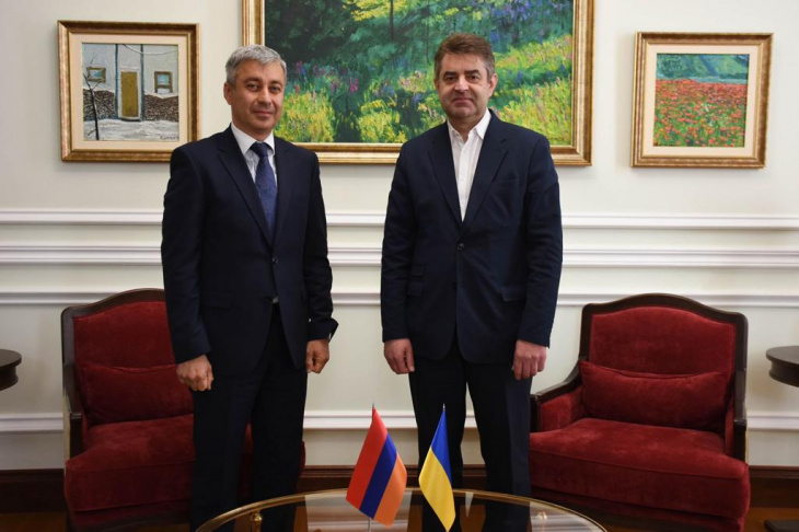 міністерство закордонних справ україни - євген перебийніс зустрівся з послом вірменії в україні владіміром карапетяном